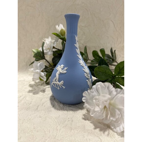 Wedgwood Blue Jasperware Bud Vase With Cherub Relief & Foliate Design - Picture 2 of 12